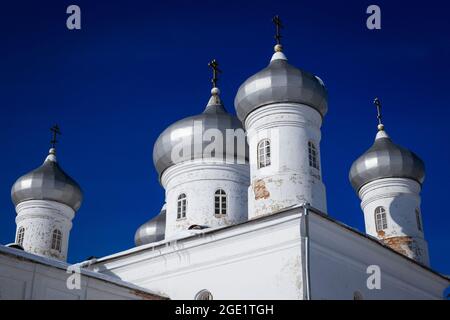 Der obere Teil des Tempels mit Kuppeln wird vor dem Hintergrund eines klaren blauen Himmels aus der Nähe aufgenommen Stockfoto