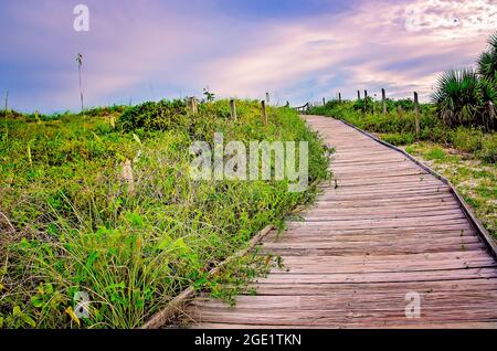 Eine Promenade führt zu einer Aussichtsplattform am öffentlichen Strand von Dauphin Island am 12. August 2021 in Dauphin Island, Alabama. Stockfoto