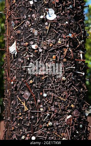 Rostige Nägel und Schrauben auf Telefonmast in Costa Mesa, CA zeigen jahrelange Yard-Verkaufsschilder Stockfoto