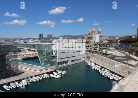 Blick auf Mucem & zukünftige Nachbildung der Cosquer-Höhle, Villa Mediterranée, Kathedrale La Major im Hintergrund, Marseille, Frankreich Stockfoto