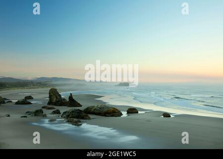 Blick auf den Strand nach Süden zum Haystack Rock, Bandon State Park - Face Rock Viewpoint, Bandon, Oregon Stockfoto