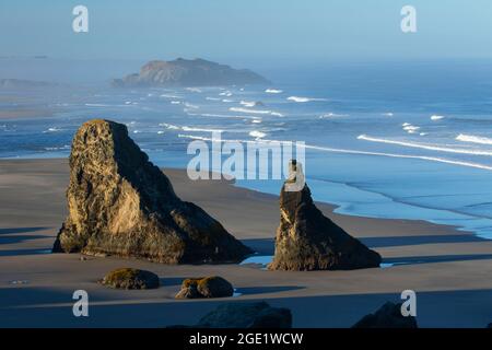 Blick auf den Strand nach Süden zum Haystack Rock, Bandon State Park - Face Rock Viewpoint, Bandon, Oregon Stockfoto