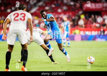 Sevilla, Spanien. August 2021. Randy Nteka in Aktion während des Spiels von La Liga Santander 2021/2022 Sevilla FC gegen Rayo Vallecano im Ramon Sanchez Pizjuan Stadium. (Endergebnis: Sevilla FC 3:0 Rayo Vallecano) Credit: SOPA Images Limited/Alamy Live News Stockfoto