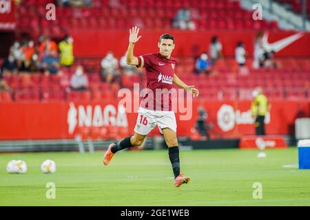 Sevilla, Spanien. August 2021. Jesus Navas in Aktion während des Spiels von La Liga Santander 2021/2022 Sevilla FC gegen Rayo Vallecano im Stadion Ramon Sanchez Pizjuan. (Endergebnis: Sevilla FC 3:0 Rayo Vallecano) Credit: SOPA Images Limited/Alamy Live News Stockfoto