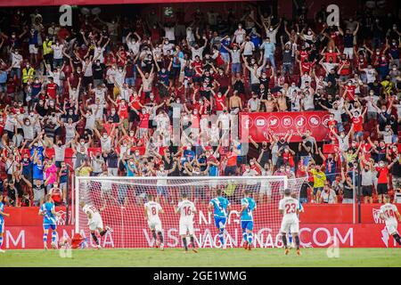 Sevilla, Spanien. August 2021. Die Fans des FC Sevilla haben gesehen, wie sie ein Tor feierten, das Youssef en-Nesyri während des Spiels von La Liga Santander 2021/2022 gegen Rayo Vallecano im Stadion Ramon Sanchez Pizjuan erzielte.(Endstand: Sevilla FC 3:0 Rayo Vallecano) (Foto von Francis Gonzalez/SOPA Images/Sipa USA) Quelle: SIPA USA/Alamy Live News Stockfoto