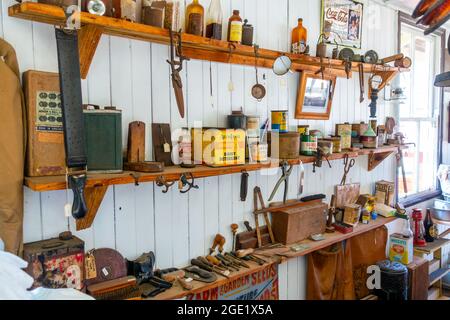 Sammlung alter Dosen, Flaschen und Werkzeuge im Caboolture Historical Village Queensland Australia. Stockfoto