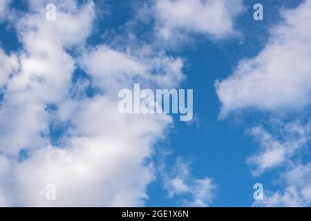 Wunderschönes blaues Panorama mit flauschigen Cumuluswolken am blauen Himmel. Perfekter Hintergrund von blauem Himmel und weißen Wolken für Ihre Fotos, Nachbau für Design Stockfoto