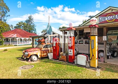 Alte Tankstelle mit drei alten Bogenschützen. Stockfoto