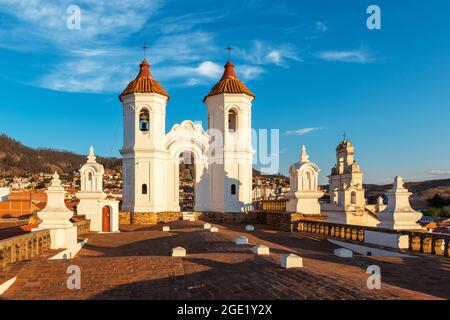 Sonnenuntergang über der Stadt Sucre von der Kirche San-Ailan Neri mit Glockentürmen, Sucre-Abteilung, Bolivien. Stockfoto