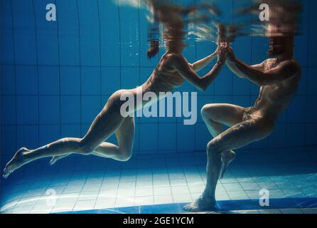 Unterwasserporträt des atletischen, sportlichen Tanzes und Yoga-Asanas-Paare (Mann und Frau) unter Wasser im Schwimmbad Stockfoto