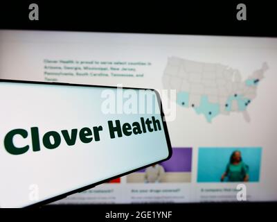 Smartphone mit Logo des Gesundheitsunternehmens Clover Health Investments Corp. Auf dem Bildschirm vor der Website. Konzentrieren Sie sich auf die Mitte rechts des Telefondisplays. Stockfoto