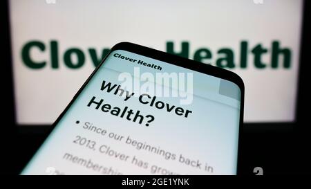 Mobiltelefon mit Website des Gesundheitsunternehmens Clover Health Investments Corp. Auf dem Bildschirm vor dem Logo. Konzentrieren Sie sich auf die obere linke Seite des Telefondisplays. Stockfoto