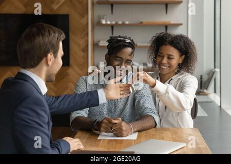 Afrikanisches Paar bekommt Schlüssel zum ersten eigenen Haus von makler Stockfoto