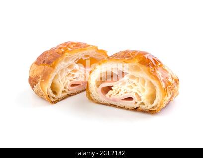 Isolierter Kuchen mit Schinken und Käse auf weißem Hintergrund. Stockfoto