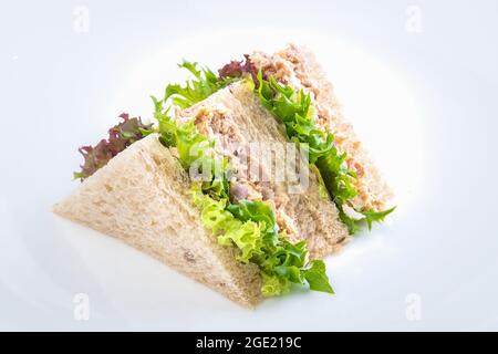 Isolierter Sandwich-Thunfisch auf weißem Hintergrund Stockfoto