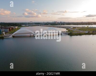 Luftdrohnenvideo des Enneus Heermabrug in Amsterdam, Niederlande zu IJburg und Steigereiland Amsterdam Oost Ost. Stockfoto