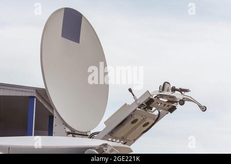 Satellitenschüssel für TV-Übertragung und Live-Übertragung auf dem Dach des Autos Stockfoto