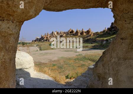 Wahrzeichen der Natur in der Türkei und Naturlandschaft Feenkamine, eingerahmt von einem Felsenhöhlenhaus Stockfoto