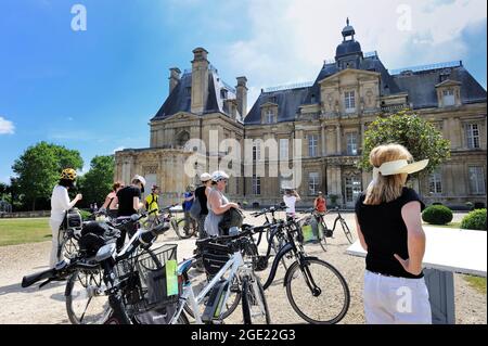 FRANKREICH, YVELINES (78) SCHLOSS MAISONS-LAFFITTE, ELEKTROFAHRRAD IM WALD UND AM UFER DER SEINE Stockfoto