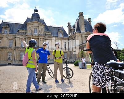 FRANKREICH, YVELINES (78) SCHLOSS MAISONS-LAFFITTE, ELEKTROFAHRRAD IM WALD UND AM UFER DER SEINE Stockfoto