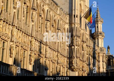 Kunstvolle Fassade aus Statuen auf dem Rathaus kurz nach Sonnenaufgang auf dem Grand Place, Brüssel, Belgien Stockfoto