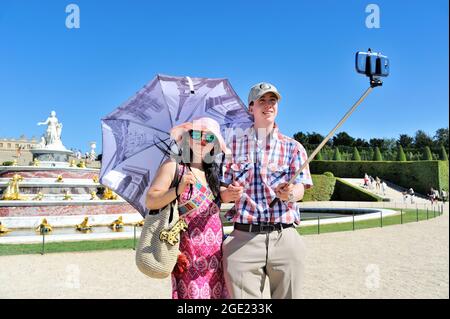 FRANKREICH, YVELINES (78) DOMAINE DE VERSAILLES, DIE GÄRTEN, SCHWEIZER TOURISTEN VOR DEM LATONA-BRUNNEN Stockfoto