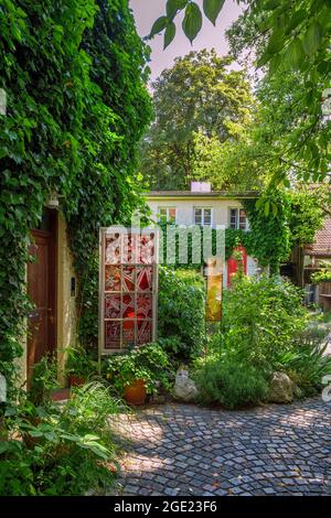 Garten an den historischen Herbergshäusern, Preysingstraße, Haidhausen, München, Bayern, Deutschland, Europa Stockfoto