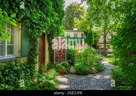 Garten an den historischen Herbergshäusern, Preysingstraße, Haidhausen, München, Bayern, Deutschland, Europa Stockfoto