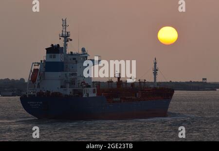 16/08/2021 Gravesend UK der Morgen dämmert über der geschäftigen Themse in der Nähe von Gravesend in Kent. Stockfoto