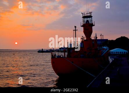 16/08/2021 Gravesend UK der Morgen dämmert über der geschäftigen Themse in der Nähe von Gravesend in Kent. Die Abbildung zeigt das Lichtgefäß LV 21. Stockfoto