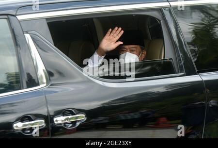 Kuala Lumpur, Kuala Lumpur, Malaysia. August 2021. Der malaysische Premierminister Muhyiddin Yassin winkte den Medien bei seiner Ankunft im Nationalpalast zu einem Treffen mit dem König zu. (Bild: © Keepy/ZUMA Press Wire) Bild: ZUMA Press, Inc./Alamy Live News Stockfoto