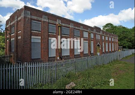 Veraltetes Pumpenhaus für die Aufnahme von Kühlwasser aus dem Fluss Severn in das ehemalige Ironbridge Power Station, Shropshire, Großbritannien Stockfoto