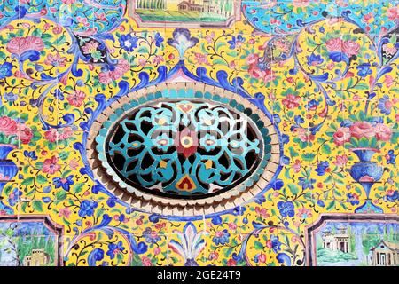 Dekoratives volumetrisches Keramikelement an der Fassade des Golestan-Palastes (Marmorpalast, Rosenpalast), des königlichen Qajar-Komplexes in Teheran, Iran. UNESCO-Welt Stockfoto