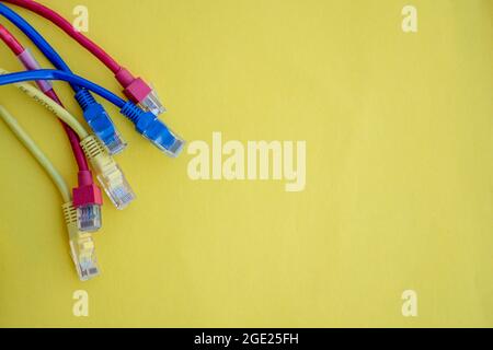 Ethernet-Kabel vor gelbem Hintergrund isoliert Stockfoto