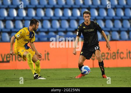 Dennis Johnsen (Venezia)Przemyslaw Szyminski (Frosinone) während des italienischen Tim Cup-Spiels zwischen Venezia 9-8 Frosinone im Paolo Mazza-Stadion am 15. August 2021 in Ferrara, Italien. Quelle: Maurizio Borsari/AFLO/Alamy Live News Stockfoto