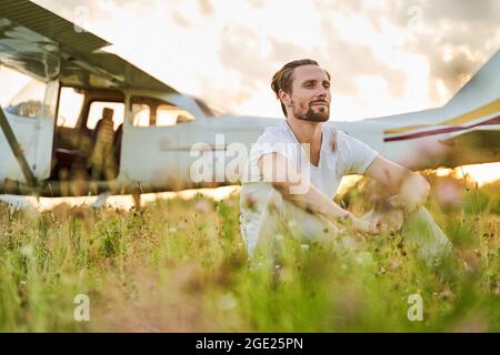 Entspannter bärtiger Mann, der tief in seinen Gedanken ist Stockfoto