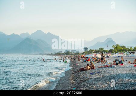 Antalya, Türkei - 12. August 2021: Konyaalti Strand in Antalya. Langer türkischer Strand am Mittelmeer bei warmem, sonnigem Sommerwetter. Rest der Touristen im Badeort. Hochwertige Fotos Stockfoto