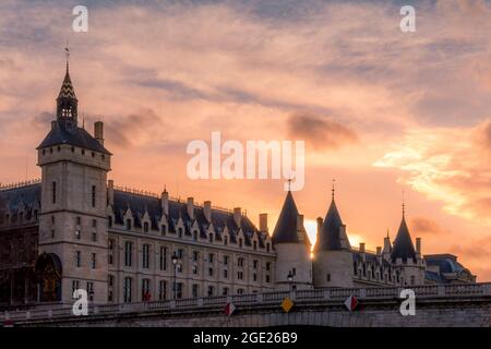 Paris, Frankreich - 14. März 2021: Wunderschöner Sonnenuntergang auf der seine mit dem Conciergerie-Denkmal im Hintergrund in Paris Stockfoto