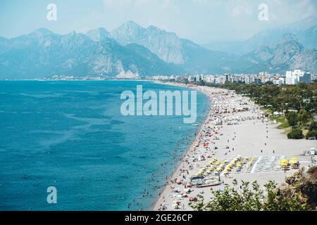 Strand von Konyaalti in Antalya, Türkei. Langer türkischer Strand am Mittelmeer bei warmem, sonnigem Sommerwetter. Rest der Touristen im Badeort. Hochwertige Fotos Stockfoto