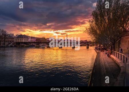 Paris, Frankreich - 26. März 2021: Wunderschöner Sonnenuntergang am Ufer der seine in Paris Stockfoto