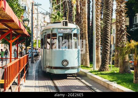 Antalya, Türkei - 12. August 2021: Straßen der türkischen Stadt Antalya im Sommer. Touristenstadt und Resort Zentrum mit Sehenswürdigkeiten. Hochwertige Fotos Stockfoto