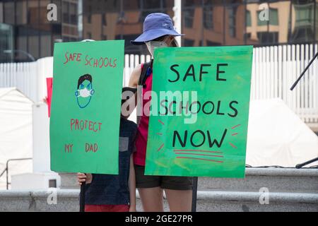 Vancouver, Kanada - 14,2021. August: Blick auf die Sign Safe Schools, die jetzt während der Vancouver-Kundgebung für obligatorische Masken in Schulen außerhalb des Vancouver Ar Stockfoto