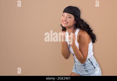 Nettes junges chinesisches Mädchen mit Kopftuch lächelnd und Blick auf die Kamera in isolierten Hintergrund Stockfoto