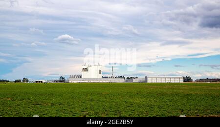 Darfield, Neuseeland, August 16 2021: Die Fonterra Milchverarbeitungsfabrik im ländlichen Neuseeland befindet sich im Winter in der Canterbury Plains. Stockfoto