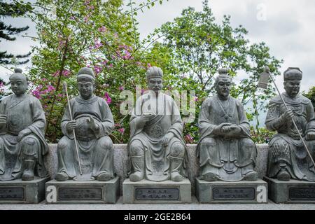 Eine Gruppe von Statue des chinesischen Geschichtshelden oder Gottes, in einem alten Tempel Stockfoto