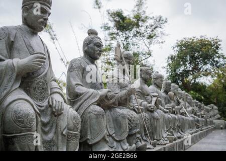 Eine Gruppe von Statue des chinesischen Geschichtshelden oder Gottes, in einem alten Tempel Stockfoto