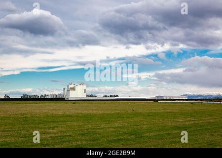 Darfield, Neuseeland, August 16 2021: Die Fonterra Milchverarbeitungsfabrik im ländlichen Neuseeland befindet sich im Winter in der Canterbury Plains. Stockfoto