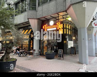 STUTTGART, DEUTSCHLAND - 27. Jul 2021: Das Trollinger Restaurant an einem warmen Abend Stockfoto