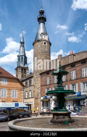 Saint-Pourcain sur Sioule, Kirchturm und Uhrturm, Departement Allier, Auvergne-Rhone-Alpes, Frankreich Stockfoto