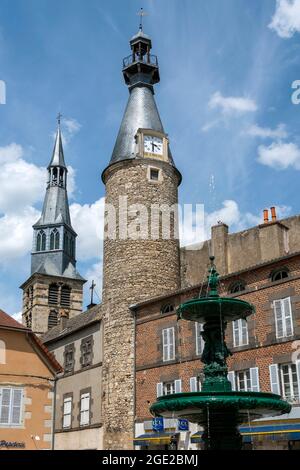 Saint-Pourcain sur Sioule, Kirchturm und Uhrturm, Departement Allier, Auvergne-Rhone-Alpes, Frankreich Stockfoto